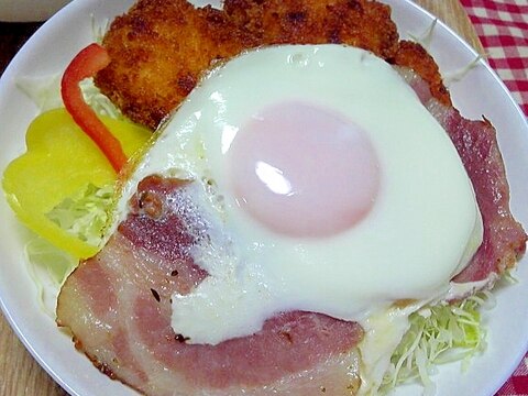 チキンカツ添えベーコンエッグ丼